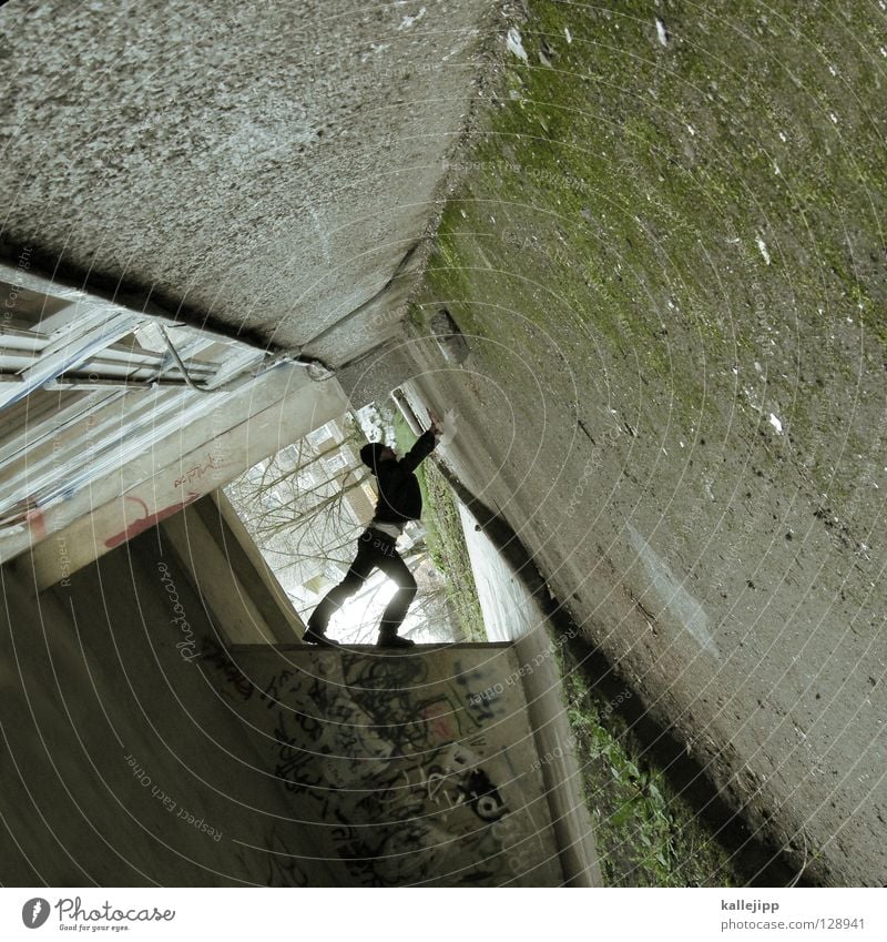 eckensteher Mann Silhouette Dieb Krimineller Rampe Laderampe Fußgänger Schacht Tunnel Untergrund Ausbruch Flucht umfallen Fenster Parkhaus Geometrie Gegenlicht