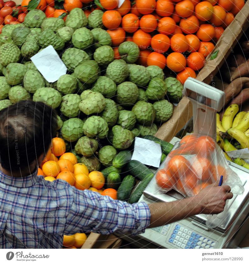 Darfs's ein bisschen mehr sein? II Lebensmittel Frucht Orange Bioprodukte kaufen Reichtum Gesundheit Waage Mensch maskulin Mann Erwachsene 1 Hemd verkaufen