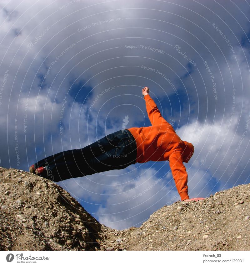 mit Mensch Kapuze Pullover Jacke weiß See Denken Zwerg gesichtslos maskulin unerkannt Kapuzenpullover Hand zyan Wolken schlechtes Wetter Froschperspektive