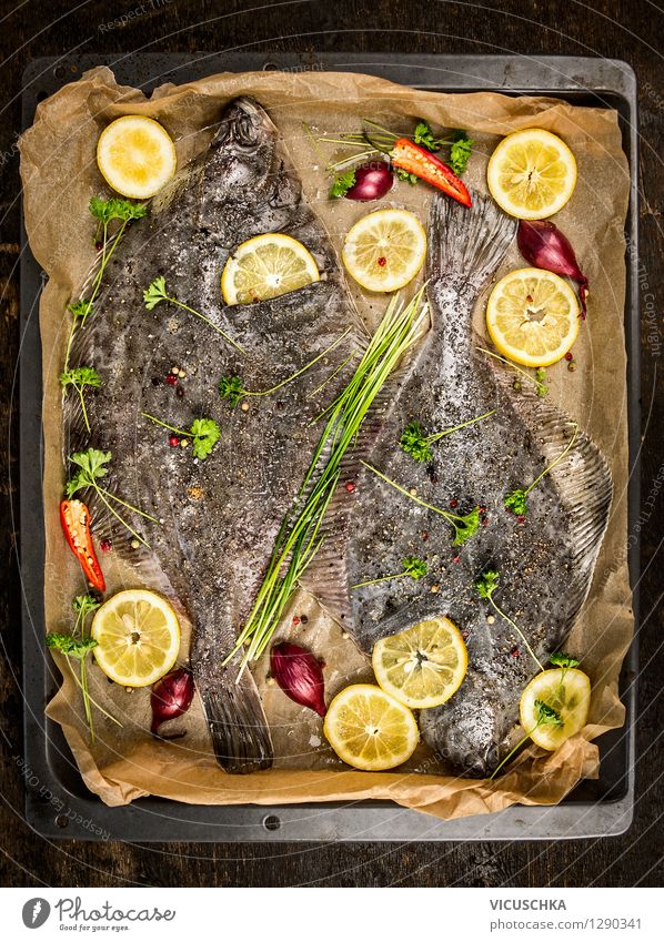 Scholle Fisch mit Zitronenscheiben auf dem Backblech Lebensmittel Gemüse Kräuter & Gewürze Öl Ernährung Mittagessen Abendessen Bioprodukte