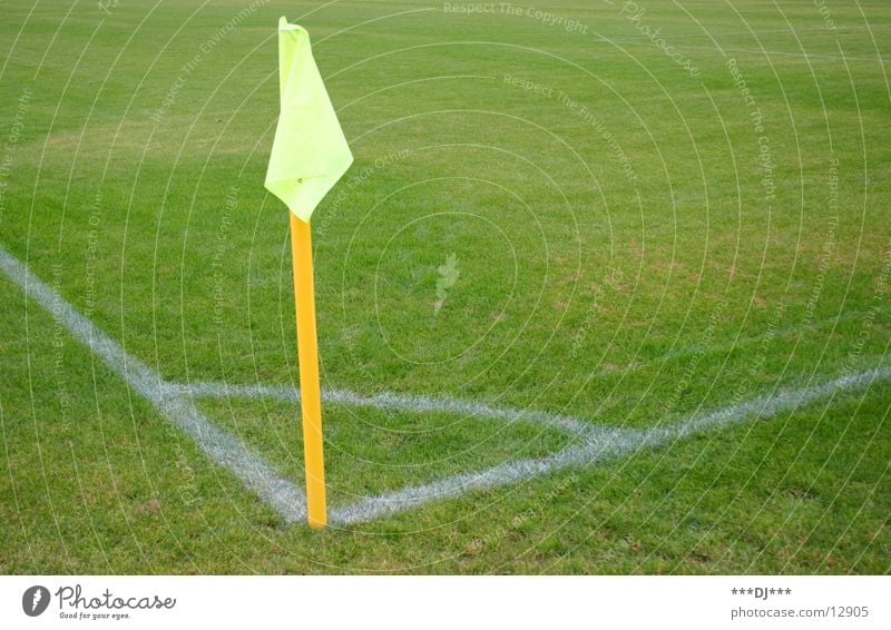 Ich dachte es gibt an jeder Ecke einen Döner! Gras Fahne gelb Eckstoß Spielfeld Spielen Sport Fußball Rasen Verein Grenze