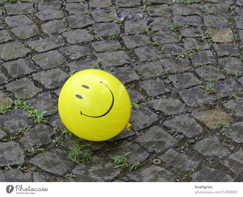 Have a nice day Luftballon Kommunizieren liegen Freundlichkeit Fröhlichkeit lustig rund gelb grau Gefühle Stimmung Freude Optimismus Kindheit Kopfsteinpflaster
