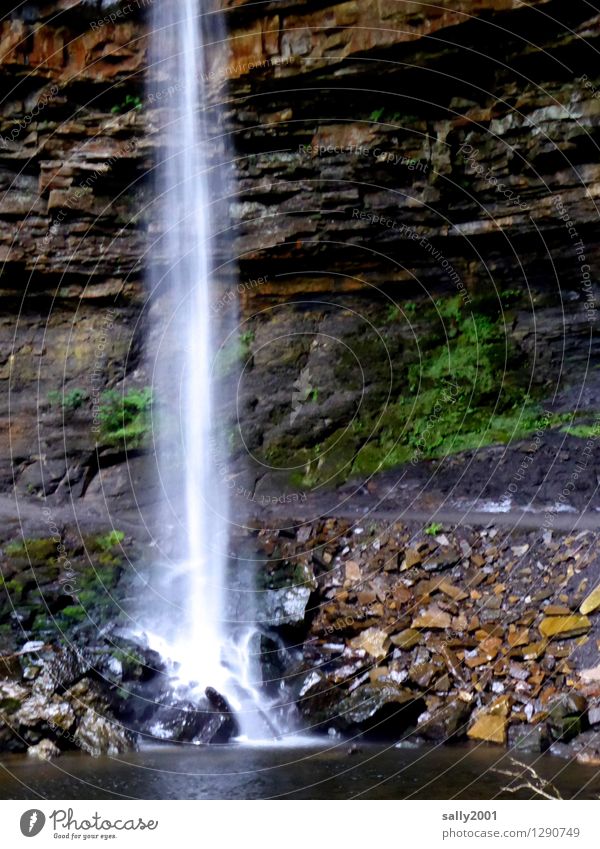 Abkühlung... Natur Wasser Wasserfall fallen fantastisch Flüssigkeit kalt nass natürlich Abenteuer nachhaltig Kraft Ziel Kühlung Stein Felsen Felsvorsprung See