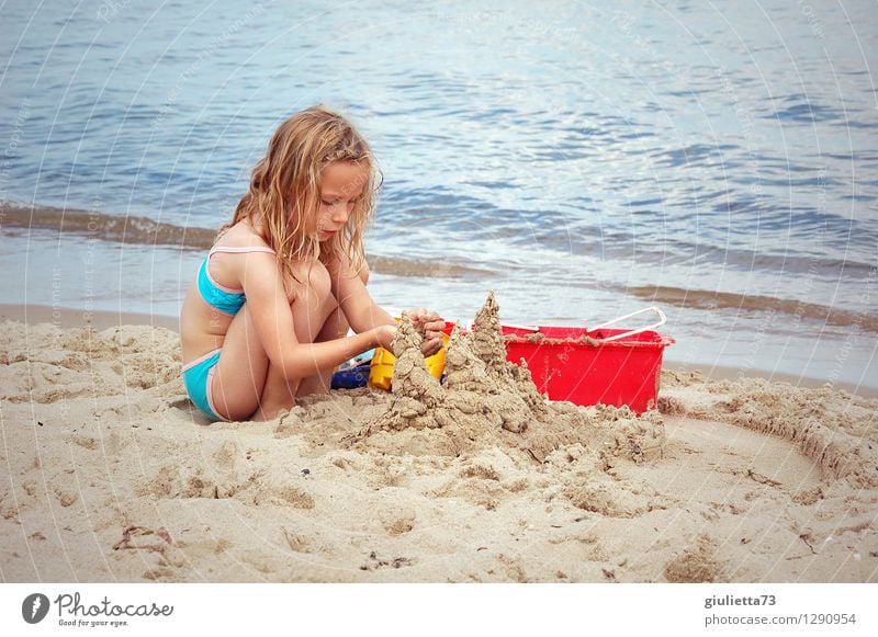 Sandburgen bauen am Meer Freizeit & Hobby Spielen Kinderspiel Ferien & Urlaub & Reisen Sommer Sommerurlaub Strand Mensch feminin Mädchen Kindheit