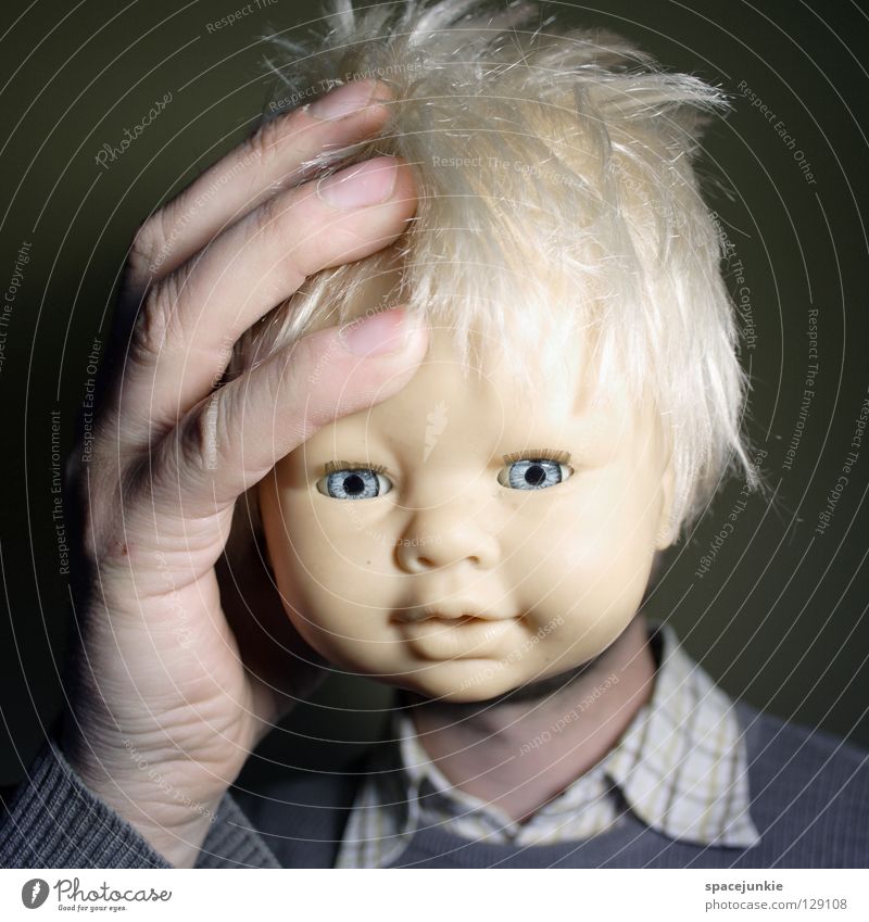 Unglücklich Kopfschmerzen Spielzeug bedrohlich beängstigend blond Chucky gruselig Horrorfilm böse süß niedlich Freude Einsamkeit Schmerz Puppe Auge blau Angst
