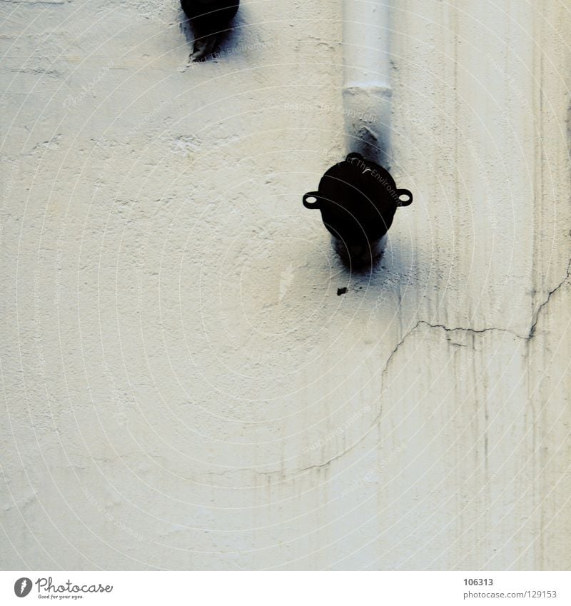 VETTERNWIRTSCHAFT Haus Wand Partnerschaft Müll Abfluss Reinigen Streifen alt Putz fallen Gemälde Muster beige weiß schwarz Öffnung gerissen Alterserscheinung
