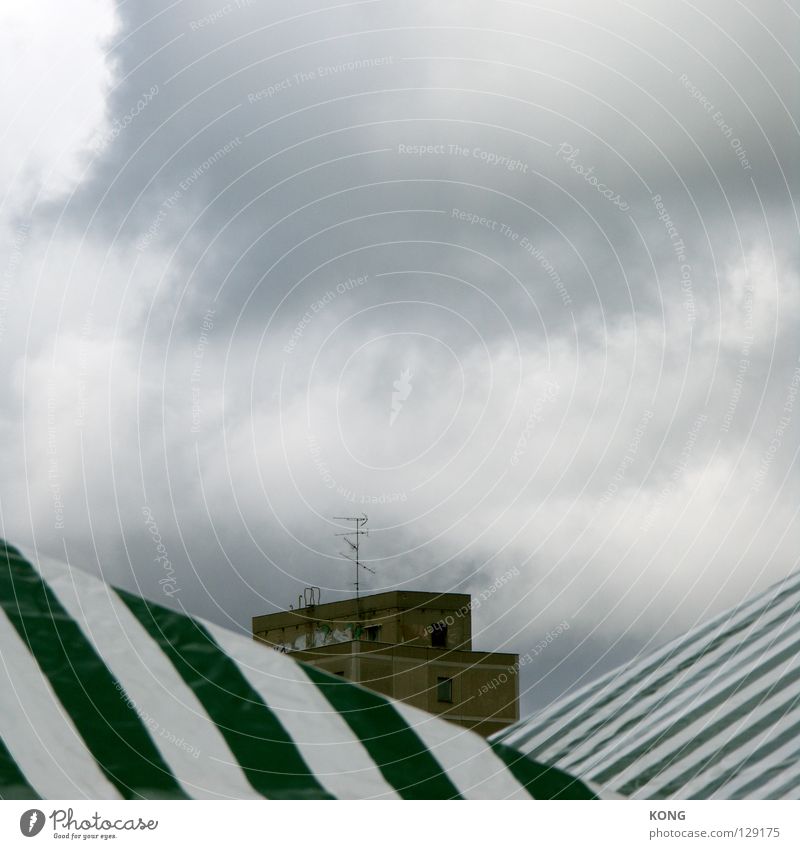mit aussicht. Wolken schlechtes Wetter Smog Beton Plattenbau Neubau Dach Antenne Zelt Streifen gestreift Horizont Herbst Hintergrundbild Haus modern Himmel