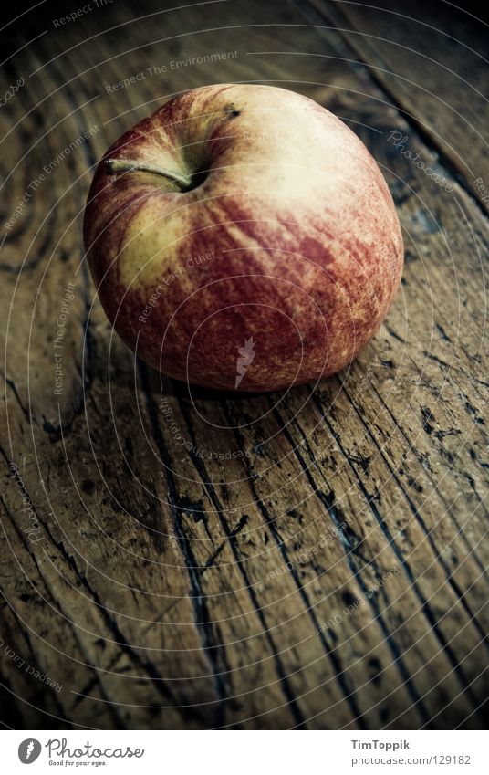 Der Apfel an und für sich Tisch Tischplatte Holz Holztisch Gesundheit dunkel Küche Stengel Stillleben gelb rot Vitamin Mahlzeit Diät Snack Imbiss Apfelschale
