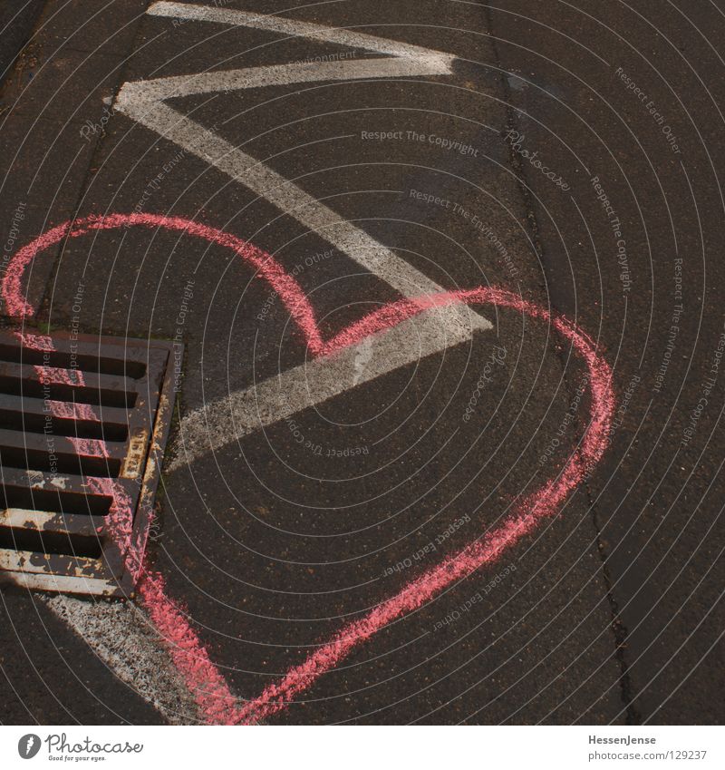 Symbol 1 Hoffnung Gully Abfluss rosa Gefühle Liebe Freude Graffiti Wandmalereien Straße Herz Wege & Pfade Ziel Schilder & Markierungen