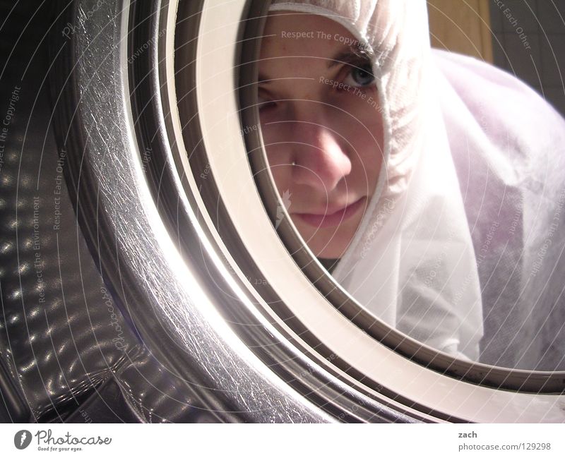 Mein wunderbarer Waschsalon Waschmaschine Wäsche Bullauge Wäschetrommel Strümpfe Fenster Aussicht Loch Weichspüler Luke Öffnung Industrie Bad Frau Metall ist