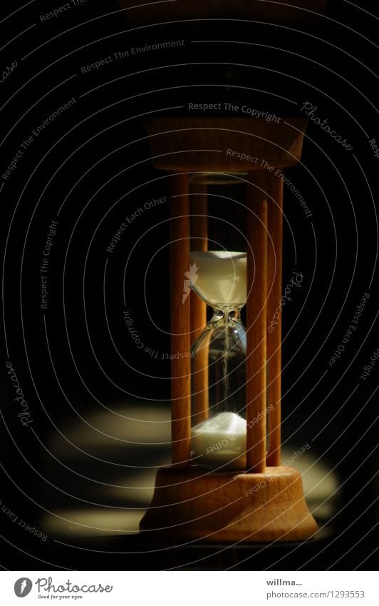 Die Zeit läuft, Sanduhr Stundenglas Ewigkeit Lebenszeit rieseln warten dunkel langsam Uhr geduldig Farbfoto zerrinnen verrinnen