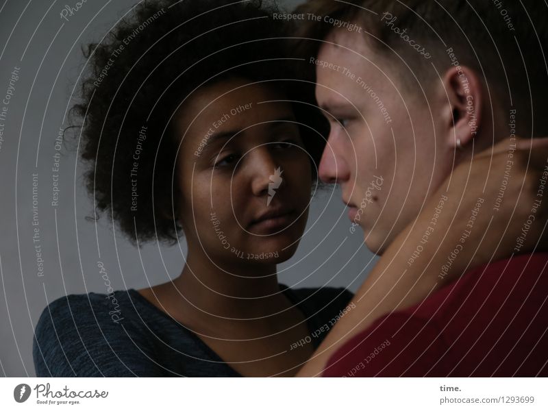 Ansiré & Janis maskulin feminin 2 Mensch T-Shirt schwarzhaarig blond kurzhaarig Afro-Look beobachten Kommunizieren Blick warten Gefühle Leidenschaft