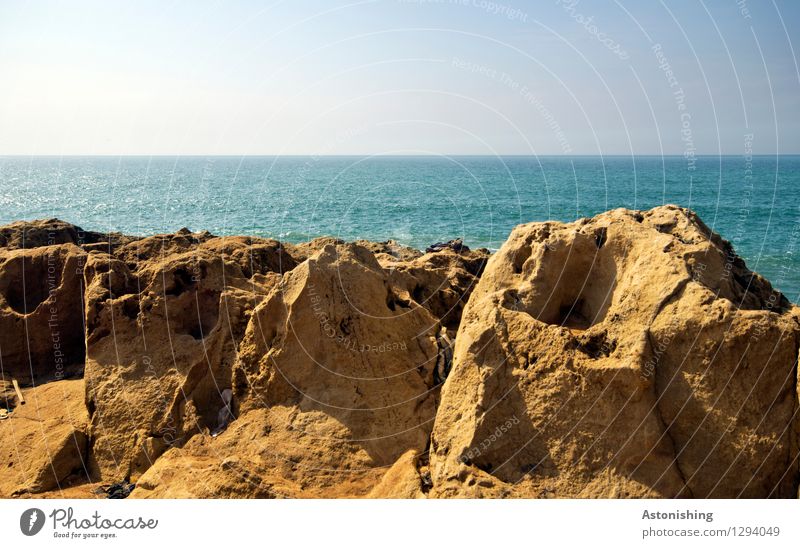 3-Schichten-Landschaft Umwelt Natur Wasser Himmel Horizont Sommer Wetter Schönes Wetter Felsen Wellen Küste Meer Atlantik Rabat Marokko Stein einfach blau braun
