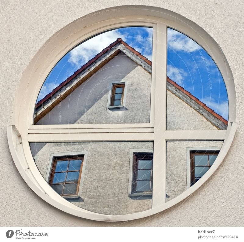 Das Eckige muss ins Runde / 2 rund eckig Fenster Rundfenster Wand Haus Dach Dachgiebel Wolken weiß Spiegel Reflexion & Spiegelung himmelblau Detailaufnahme