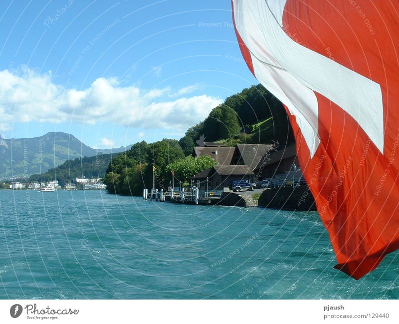 Dampferfahrt auf dem Vierwaldstätter See Dampfschiff Schweiz Fahne Haus Wasser Berge u. Gebirge