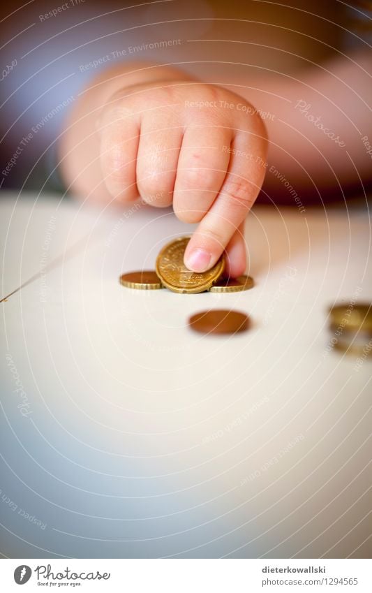 Hand II Geld sparen Kindererziehung Kleinkind Finger 1-3 Jahre Arbeit & Erwerbstätigkeit Spielen Geldmünzen zählen lernen Bildung Verantwortung sparsam rechnen