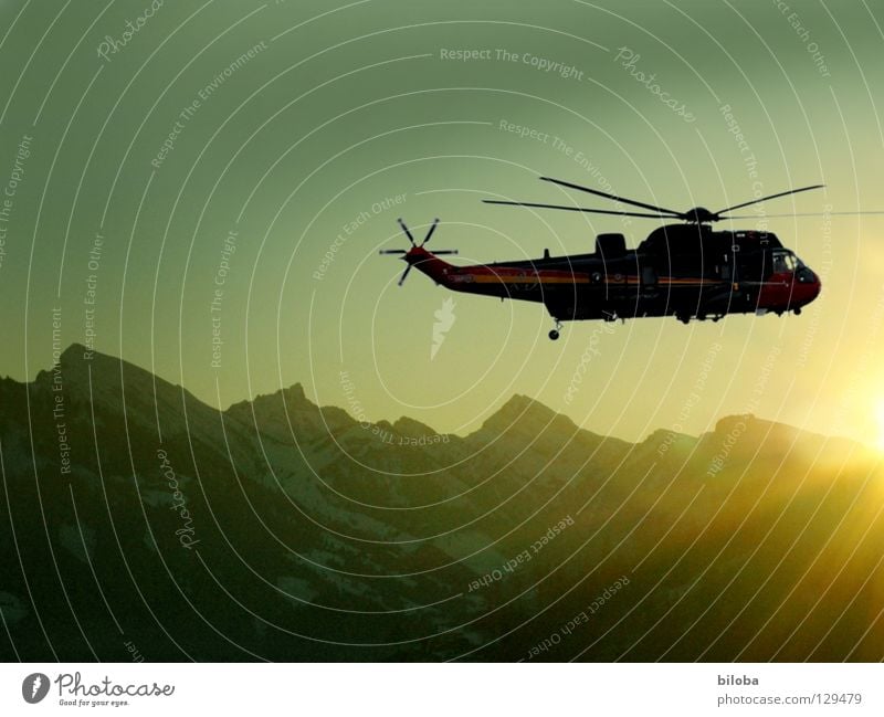 Flugromantik Hubschrauber Propeller Sonnenuntergang Luft kalt schön Winter Fluggerät Sonnenstrahlen Luftverkehr Berge u. Gebirge Abend Alpen Wind