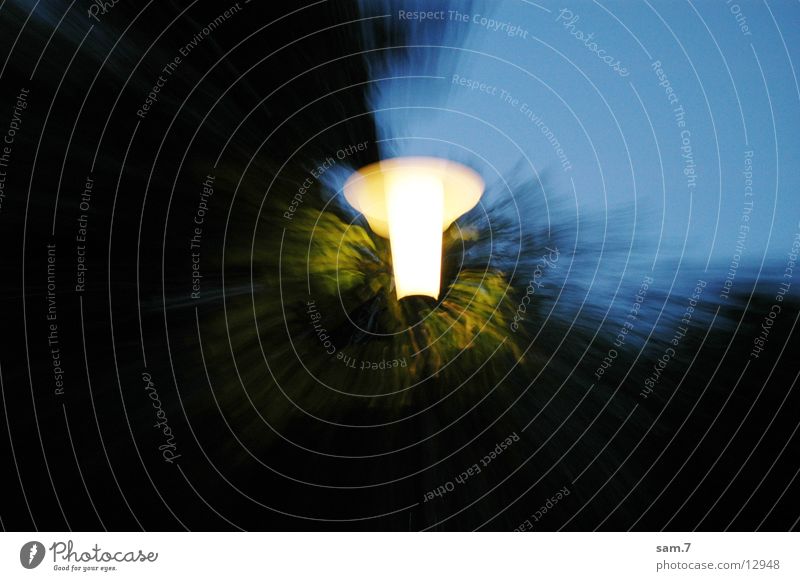 Ein Licht geht auf Lampe Nacht Baum Laterne erleuchten Zoomeffekt Langzeitbelichtung