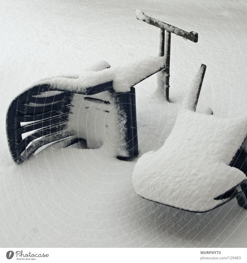 Schneesturm im eigenen Garten Sturm Luft Windböe chaotisch Gartenstuhl Gartentisch Tisch Stuhl Schneeflocke durcheinander unordentlich Winter umgefallen Möbel