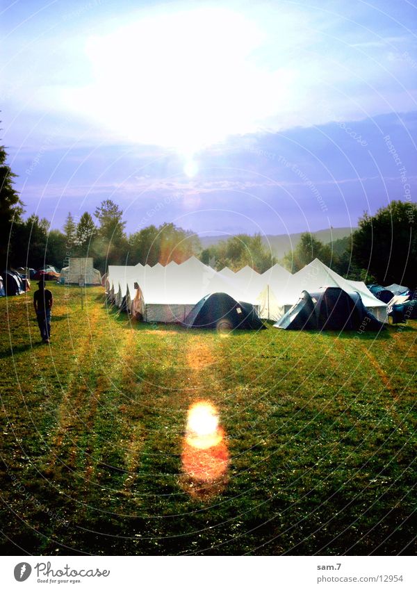 Sonne über den Zelten Camping Wiese Verkehr Natur