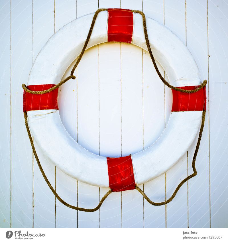 Rettungsring Linie Streifen Sicherheit Lanzarote Ring hängend rot-weiß rot-weiss-gestreift Holzwand Bretterwand retten Farbfoto mehrfarbig Außenaufnahme