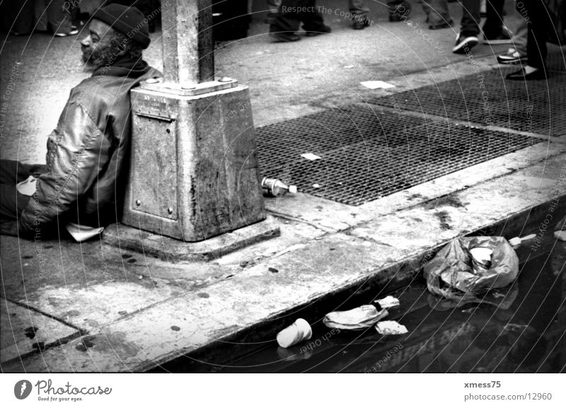 Sozialporno Bettler Straße dreckig Schwarzweißfoto New York City New York State Mensch Sozialer Dienst Verkehrswege Armer Mann