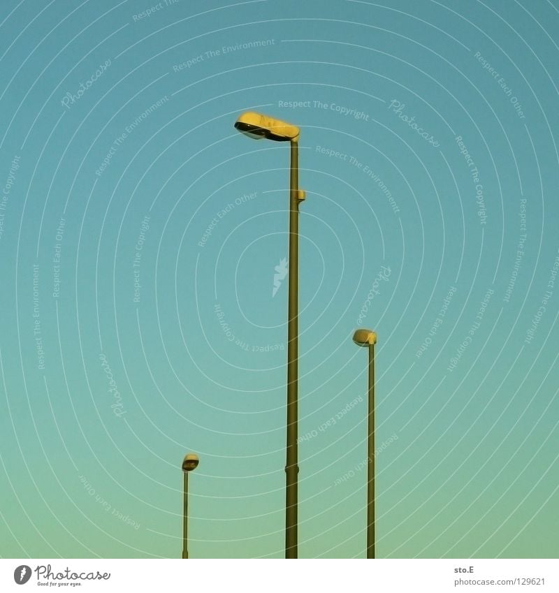 rangordnung Laterne Lampe Licht Straßenbeleuchtung Beleuchtung Straßenverkehrsordnung Verkehr Regelung Rangordnung vertikal parallel erleuchten Erkenntnis