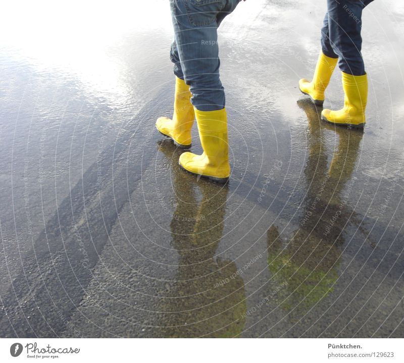 Zwei = Vier* Gummistiefel gelb Asphalt Teer Reflexion & Spiegelung 2 4 Hose Stiefel Mann Baustelle Bauarbeiter wandern Wattwandern nass kalt Winter Wade Knie