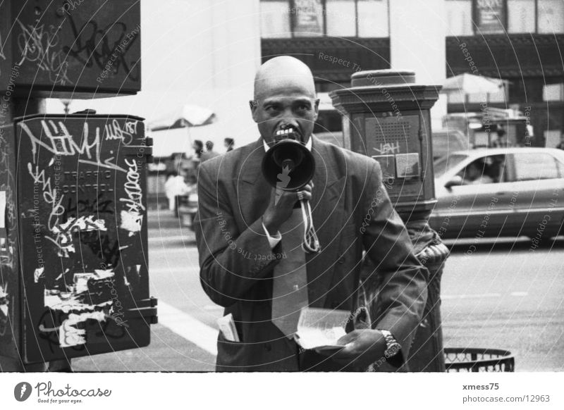 schreihals Megaphon Glatze New York State Sekte New York City Show Schwarzweißfoto Kommunizieren Wut Ärger prayer