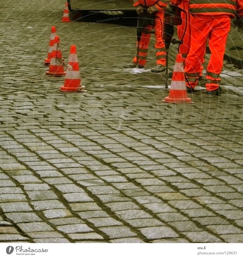 pflaster pflastern Arbeit & Erwerbstätigkeit Straßenbau Hut rot weiß Barriere parallel Bohrmaschine Arbeitsbekleidung Schutzbekleidung typisch Absicherung