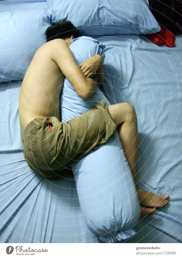 Zweisamkeit Nacht Bett Schlafzimmer Mann Erwachsene festhalten liegen schlafen Umarmen Zusammensein Einsamkeit umschlungen Kopfkissen Bettwäsche gemütlich