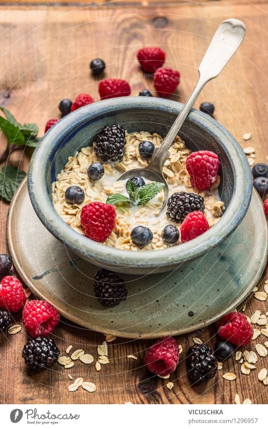Gesunde Frühstück - Haferflocken mit Milch und Beeren Lebensmittel Teigwaren Backwaren Ernährung Bioprodukte Vegetarische Ernährung Diät Schalen & Schüsseln