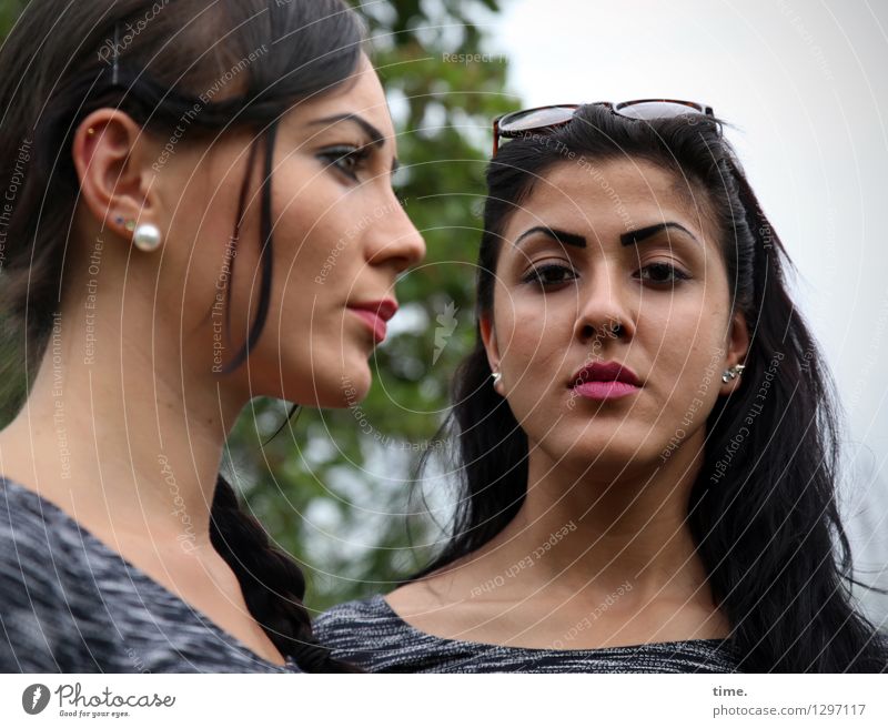 Nastya & Estila feminin Frau Erwachsene 2 Mensch T-Shirt Sonnenbrille schwarzhaarig brünett langhaarig beobachten Denken Blick warten schön selbstbewußt