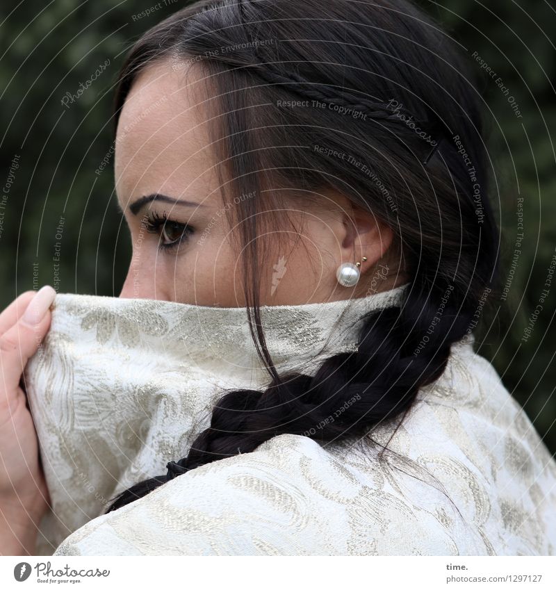 Nastya feminin Frau Erwachsene 1 Mensch Jacke Ohrringe schwarzhaarig langhaarig Zopf beobachten Denken festhalten Blick warten schön Sicherheit Schutz