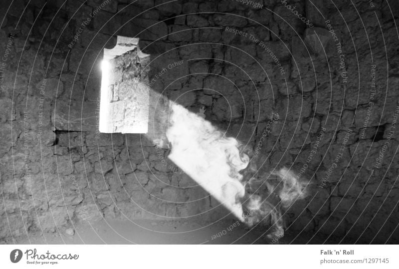 Smoking Light Sonnenlicht Nebel Burg oder Schloss Ruine Bauwerk Mauer Wand Fenster Stein Lichtstrahl Gemäuer Schwarzweißfoto Innenaufnahme Menschenleer