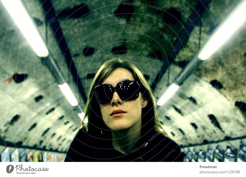 die Fliege London Underground U-Bahn Tunnelblick tief Rolltreppe Licht Zukunft Zeit Zeitreise Fluchtpunkt dunkel Hölle Großbritannien Förderband leer
