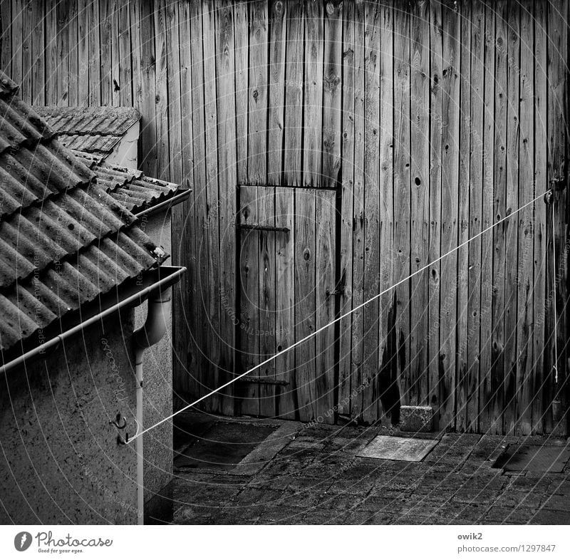 Haus und Hof Gebäude Scheune Wäscheleine Mauer Wand Fassade Tür Dach Dachziegel Holz alt dunkel eckig einfach fest historisch Vergänglichkeit Alltagsfotografie