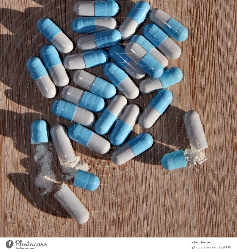 Kapselriss Apotheke Apotheker Medikament Gesundheitswesen Pharmazie Nebenwirkung Tablette Schneidebrett kaputt Rauschmittel aufmachen Teilung chaotisch Stoff