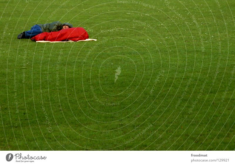 Eckenschläfer Wiese Gras grün schlafen Schlafsack Obdachlose Erholung kalt Frühling Park Freiraum Platz links ducken rot Farbfleck sehr wenige aufräumen