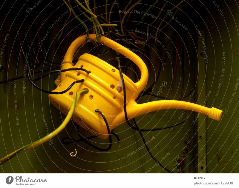 cheesy electrican Kannen Gießkanne gelb elektrisch Draht Loch Elektrizität hängen gefangen angeschlossen online Handwerk Kommunizieren gießen Gefäße verwanzt