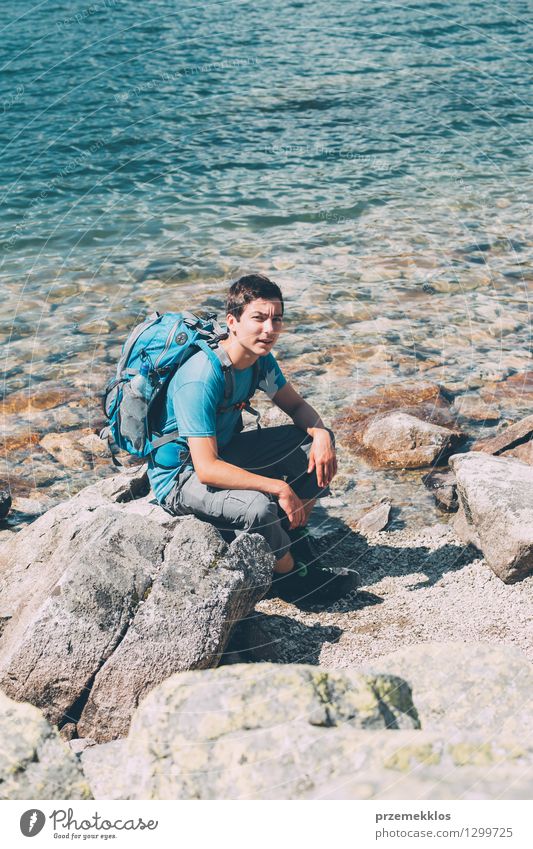 Junge, der am See stillsteht Ferien & Urlaub & Reisen Ausflug Abenteuer Sommer Sommerurlaub Berge u. Gebirge wandern Junger Mann Jugendliche 1 Mensch