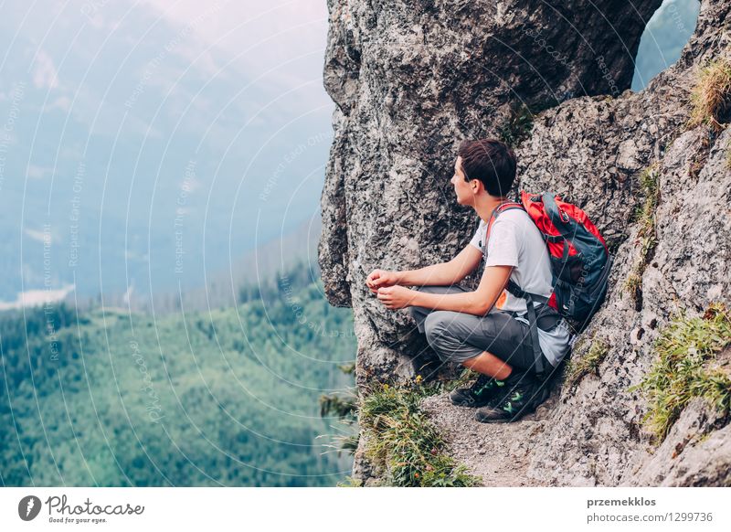 Junge Der Alleine In Den Bergen Wandert Ein Lizenzfreies Stock Foto Von Photocase