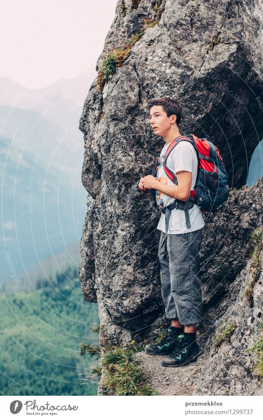 Junge, der auf den Felsen in den Bergen steht Ferien & Urlaub & Reisen Ausflug Abenteuer Sommer Sommerurlaub Berge u. Gebirge wandern Kind 1 Mensch 13-18 Jahre
