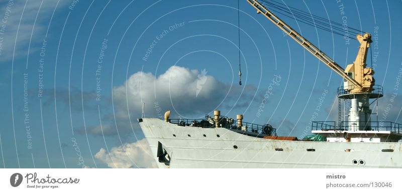 Blick nach vorn Wasserfahrzeug Schiffsbug Sommer Rostock Kran grau Wolken ruhig Anlegestelle Hoffnung Zukunft Anker Bullauge Schifffahrt Hafen Himmel blau