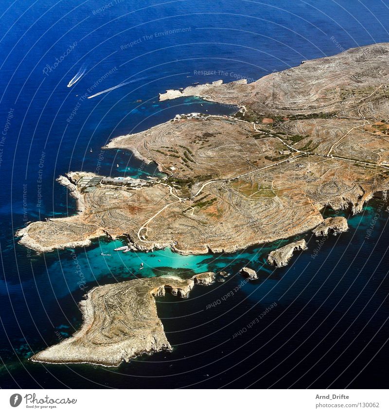 Insel Vogelperspektive Luftaufnahme Wolken Malta Wasserfahrzeug Küste Meer Aussicht schön lang Ferne Sommer klein Strand Comino blau fliegen Landschaft breit