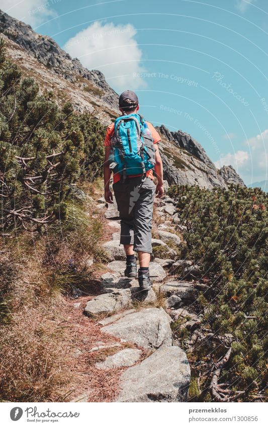 Junge Der Alleine In Den Bergen Wandert Ein Lizenzfreies Stock Foto Von Photocase