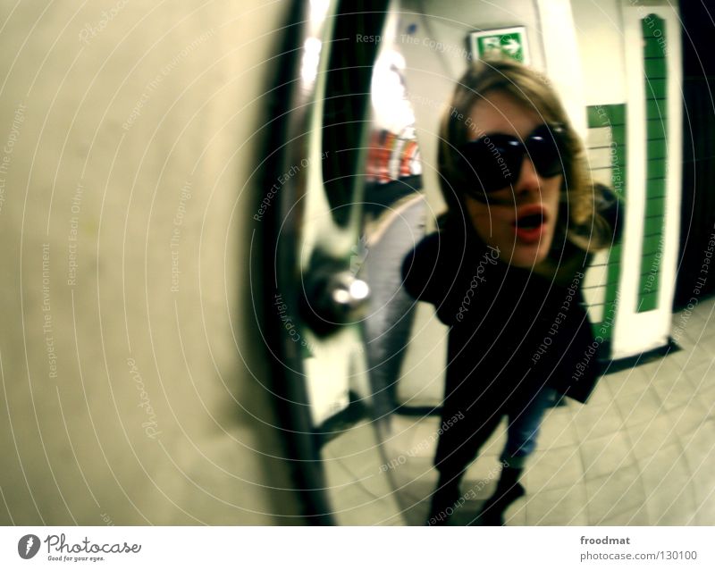 spiegelei London Underground U-Bahn Tunnelblick tief Zukunft Zeit Zeitreise Fluchtpunkt dunkel Großbritannien unterwegs Unschärfe Frau schwarz Sonnenbrille