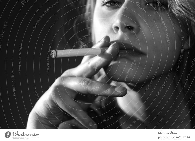 Nichts als Rauch. Zigarette Rauchen gefährlich Krankheit Schadstoff Tabak Lebensgefahr Abhängigkeit Frau Junge Frau Jugendliche Porträt Frauengesicht