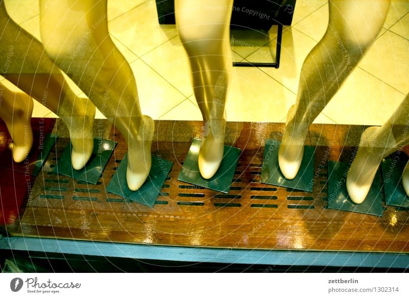 Beine Fuß Knie Wade nackt Weiblicher Akt Spitze Schuhe Schaufenster frisch zeigen Mode Schuhgeschäft Schuhmarken Model schön Fensterscheibe Schaufensterpuppe