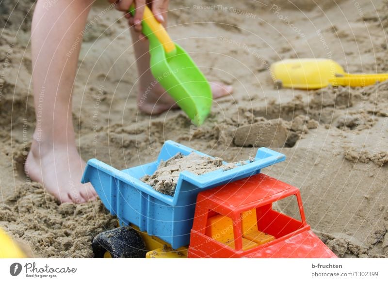 Sandkasten Spielen Strand Kind Beine 3-8 Jahre Kindheit Spielzeug Freizeit & Hobby Freude Schaufel baggern Lastwagen graben Farbfoto Außenaufnahme